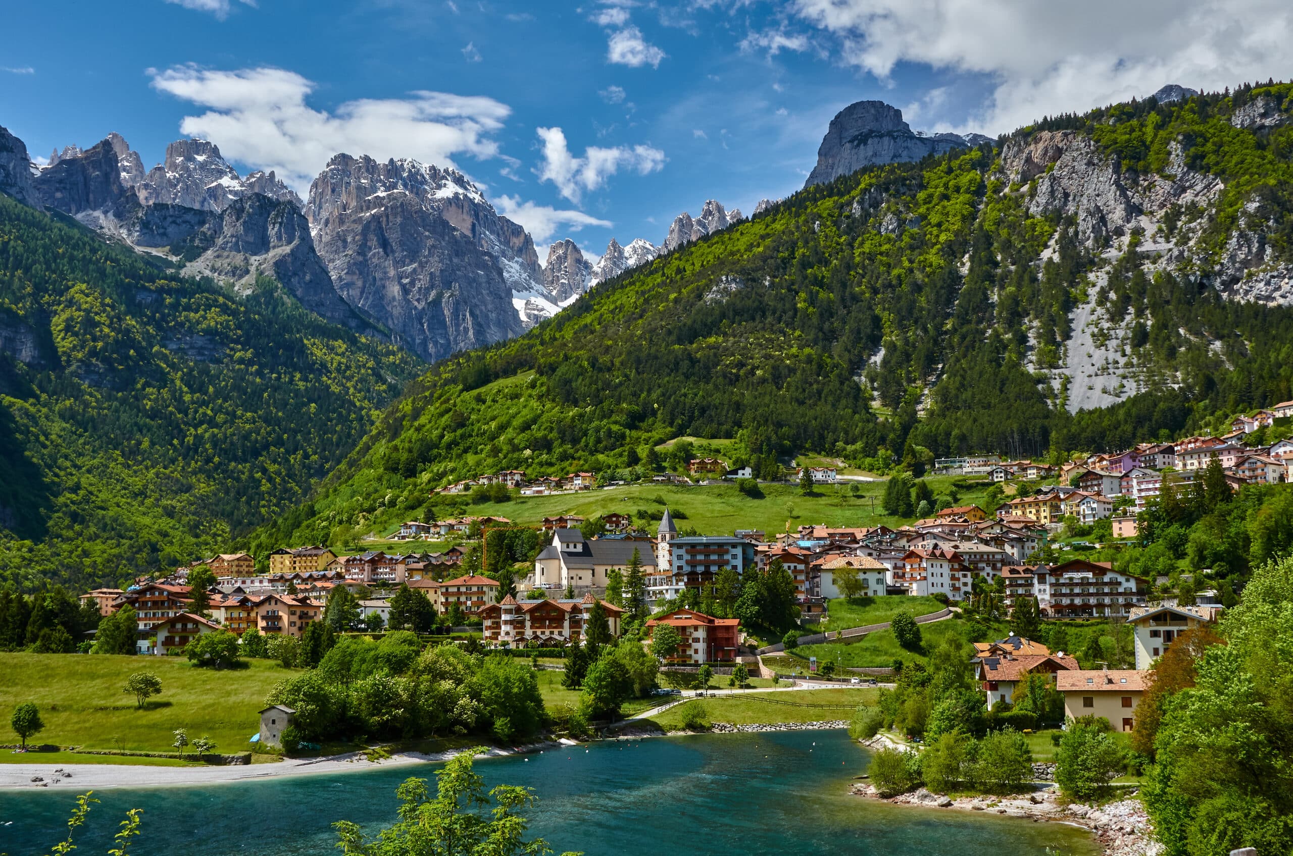 Foto aerea di Molveno, del lago e delle Dolomiti di Brenta, aree a forte domanda per l'affitto breve.