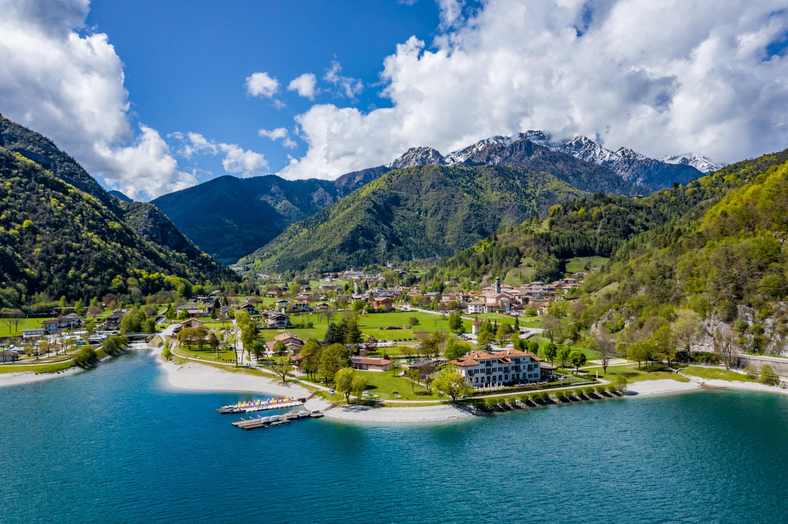 Veduta dall'alto del comune di Molveno, zona strategica per l'investimento in affitti brevi gestiti da Rento